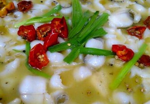 剁椒酸菜水煮魚(プリプリ白魚と白菜の漬け物の2色辣油鍋)
