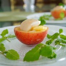 丸ごと桃のシーフードサラダ(蜜桃海鮮沙拉)