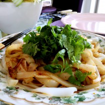 涼皮(小麦粉の生地から作るつるつる西安涼皮&お麩)