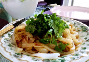 涼皮(小麦粉の生地から作るつるつる西安涼皮&お麩)